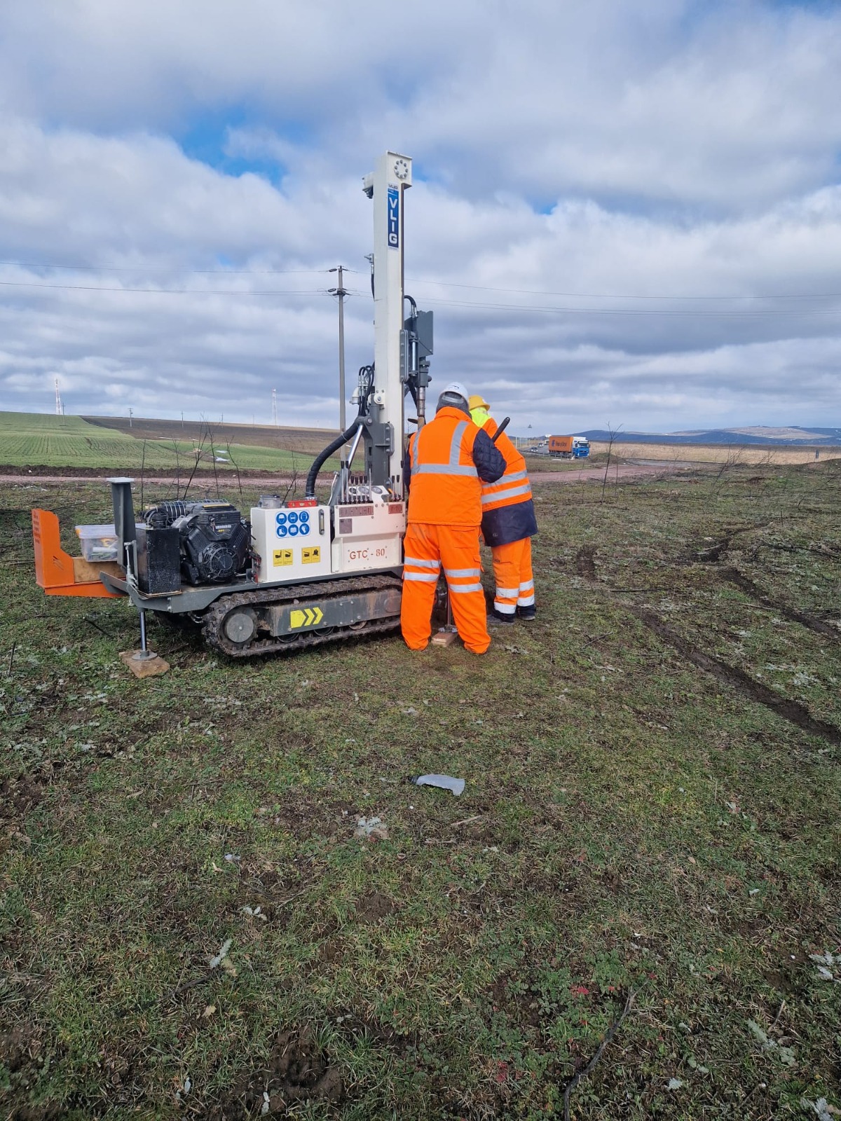 Echipa AB Geo Proiect executând foraje geotehnice cu utilaje moderne pentru studii de sol și fundații